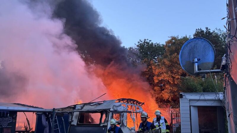 Drei Verletzte: Brand auf Campingplatz in Niederkrüchten – sechs Wohnwagen komplett zerstört