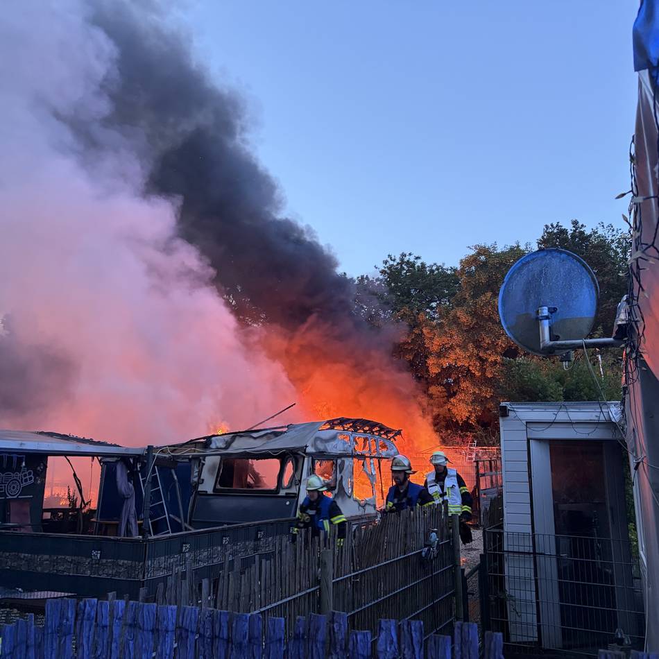 Drei Verletzte: Brand auf Campingplatz in Niederkrüchten – sechs Wohnwagen komplett zerstört