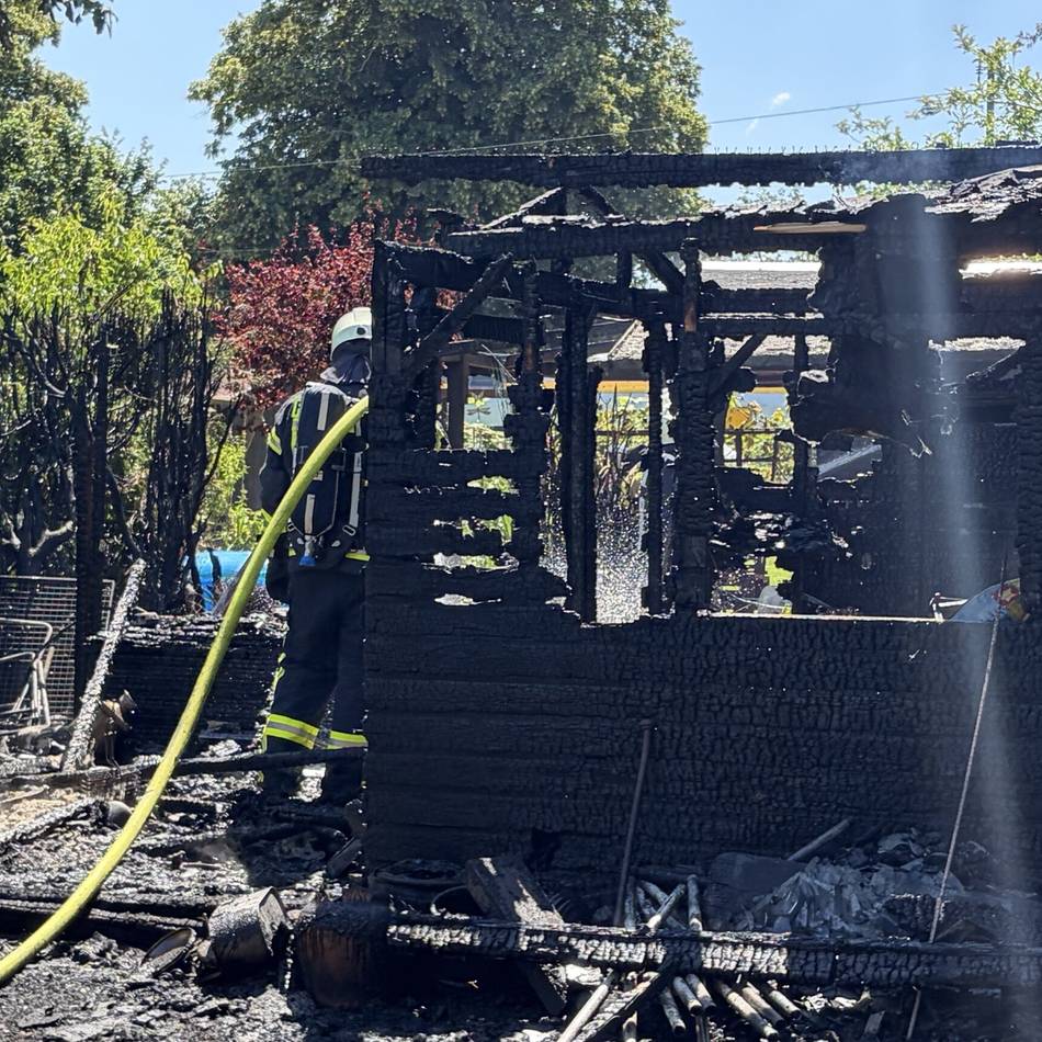 Feuer in Breyell: Gartenlaube brennt komplett nieder