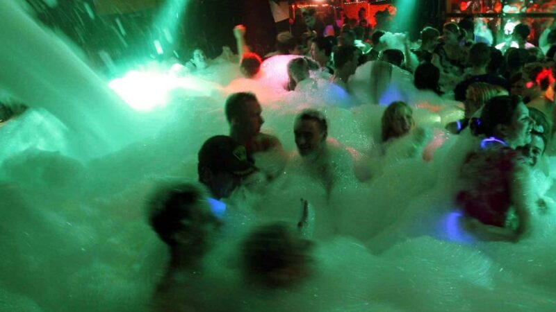 Landjugend Odenkirchen feiert in Jüchen: Schaumparty verschafft Jüchen ein Inselfeeling