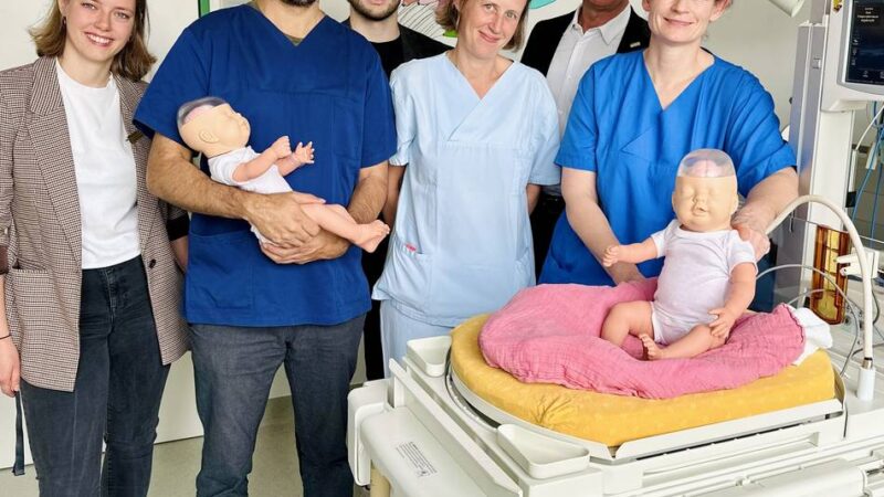 Neusser Rheinpark-Center unterstützt Lukaskrankenhaus: Puppenspende mit ernstem Hintergrund