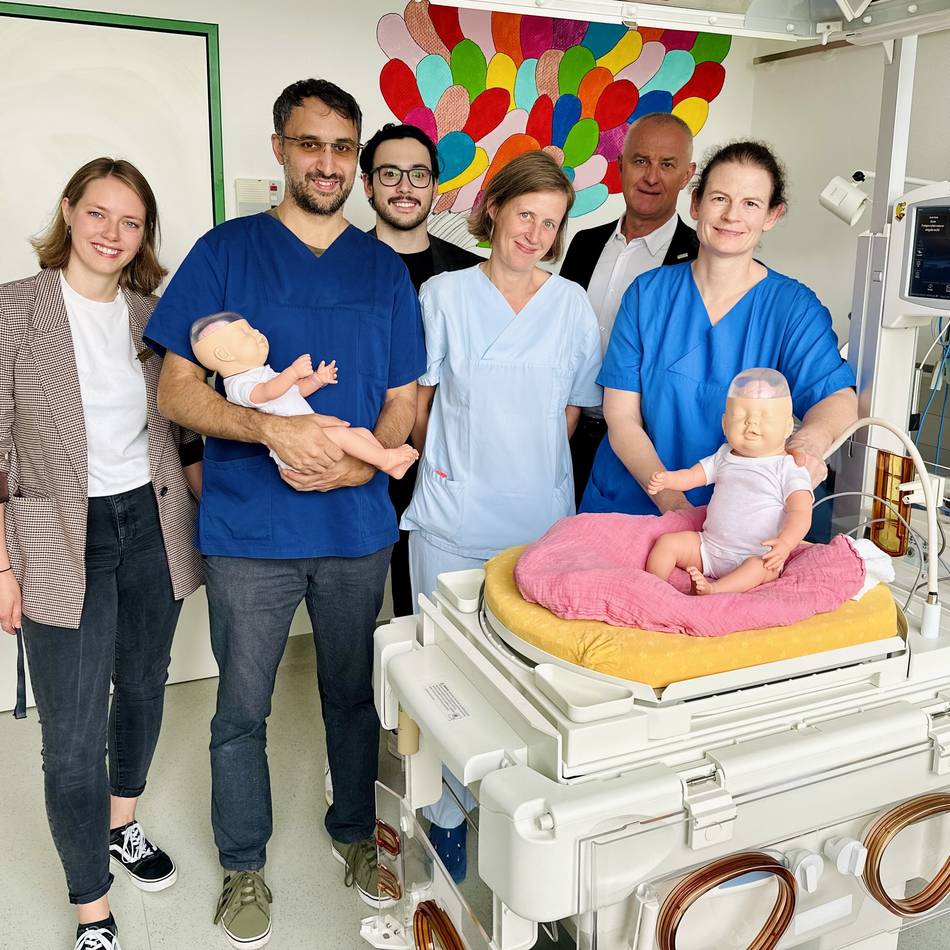 Neusser Rheinpark-Center unterstützt Lukaskrankenhaus: Puppenspende mit ernstem Hintergrund