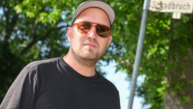 Ornithologin erklärt das Verhalten: Greifvogel attackiert Jogger in Kempen