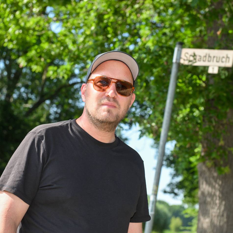 Ornithologin erklärt das Verhalten: Greifvogel attackiert Jogger in Kempen
