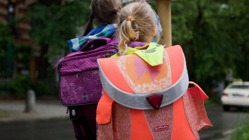 Modell läuft zum Schuljahresende aus: Deutschlandticket für 14 Euro – Dormagens Schüler dürfen weiter hoffen