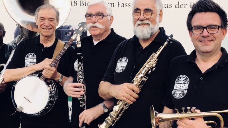 Jazzfrühschoppen in Alpen: Im Lesegarten spielt die „Schmackes Brass Band“