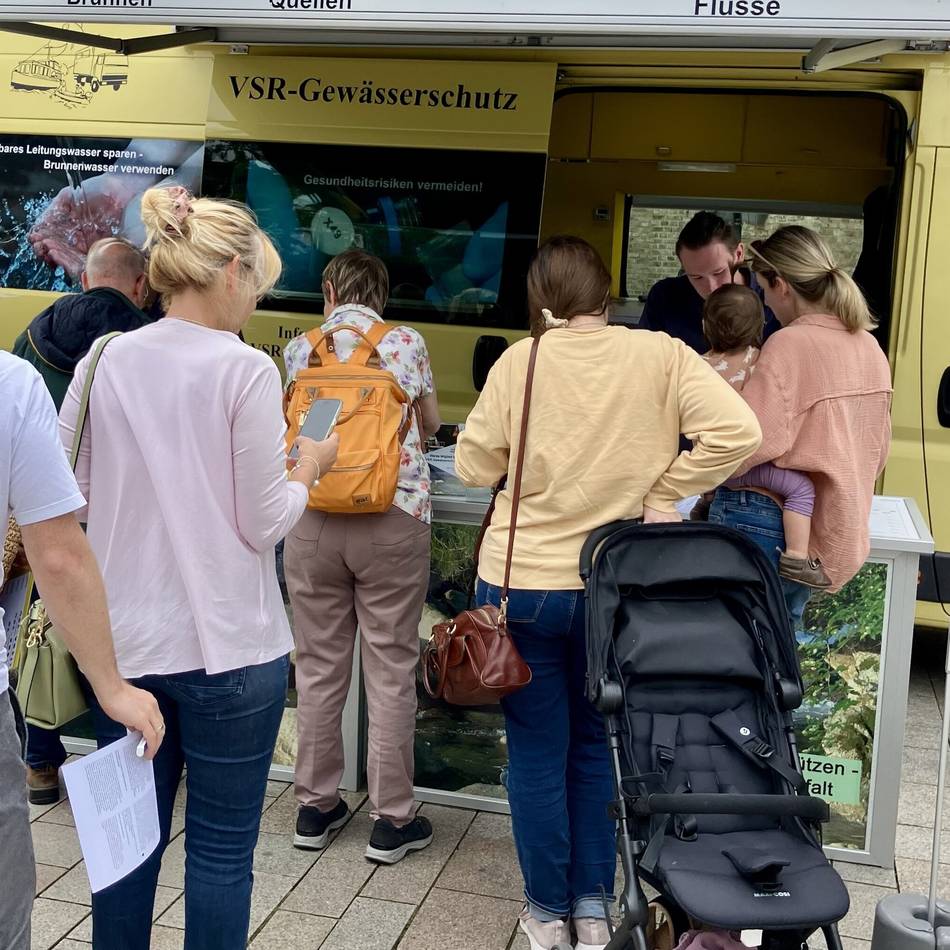 VSR-Gewässerschutz mit Labormobil in Willich : Willicher lassen ihr Brunnenwasser analysieren