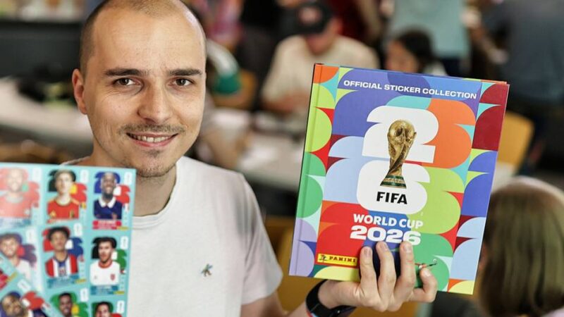 Panini-Tauschbörse in der Stadtbibliothek Mettmann: Die Jäger rarer Fußball-Bildchen