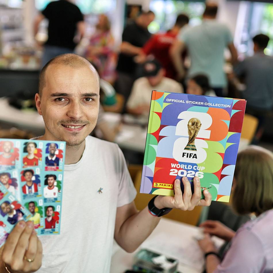 Panini-Tauschbörse in der Stadtbibliothek Mettmann: Die Jäger rarer Fußball-Bildchen