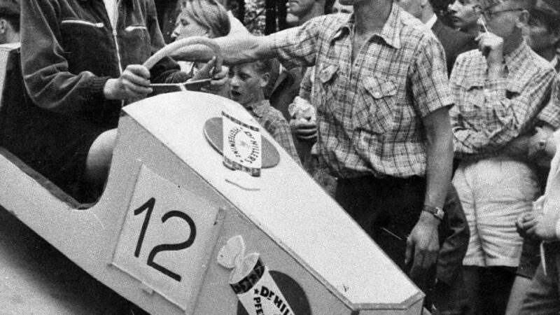 Krefelder Traditionsveranstaltung : Vorwürfe, krude Ideen und ein 47-Sekunden-Sieg beim ersten Krefelder Seifenkistenrennen
