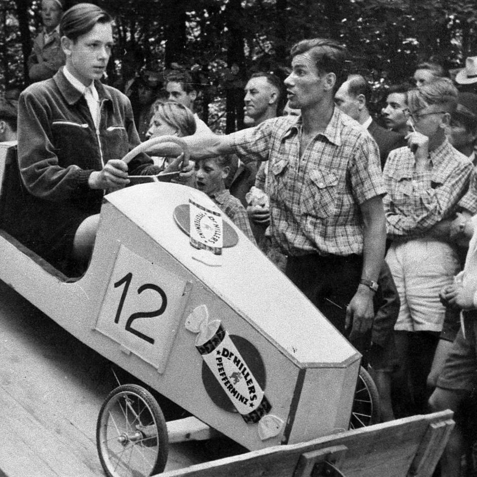 Krefelder Traditionsveranstaltung : Vorwürfe, krude Ideen und ein 47-Sekunden-Sieg beim ersten Krefelder Seifenkistenrennen