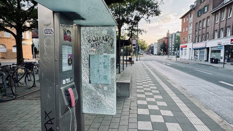 Warum es in Neuss noch Telefonzellen gibt: Kaputt, vergessen – und trotzdem noch da