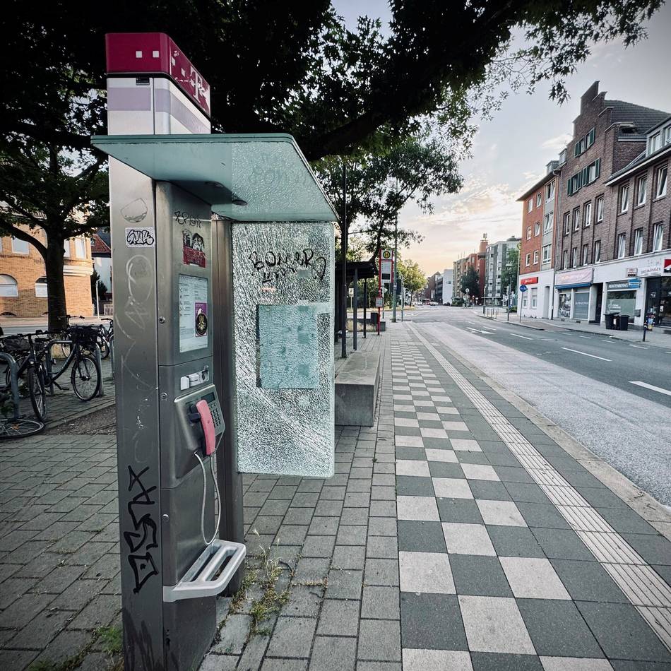 Warum es in Neuss noch Telefonzellen gibt: Kaputt, vergessen – und trotzdem noch da
