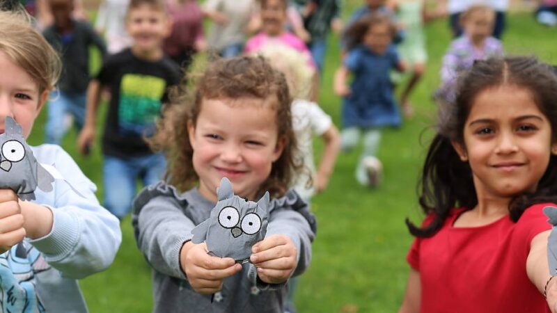 Schulwegaktion im Kreis Mettmann: Leuchtende Eulen schützen Kinder auf dem Schulweg