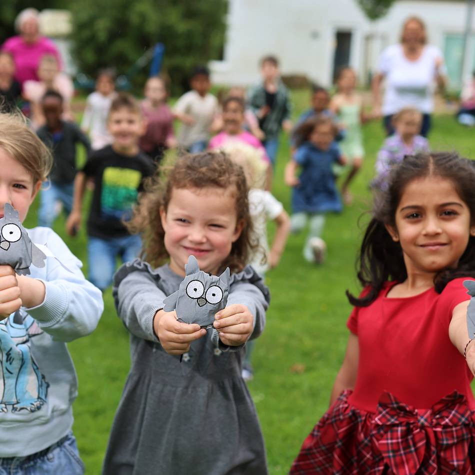 Schulwegaktion im Kreis Mettmann: Leuchtende Eulen schützen Kinder auf dem Schulweg
