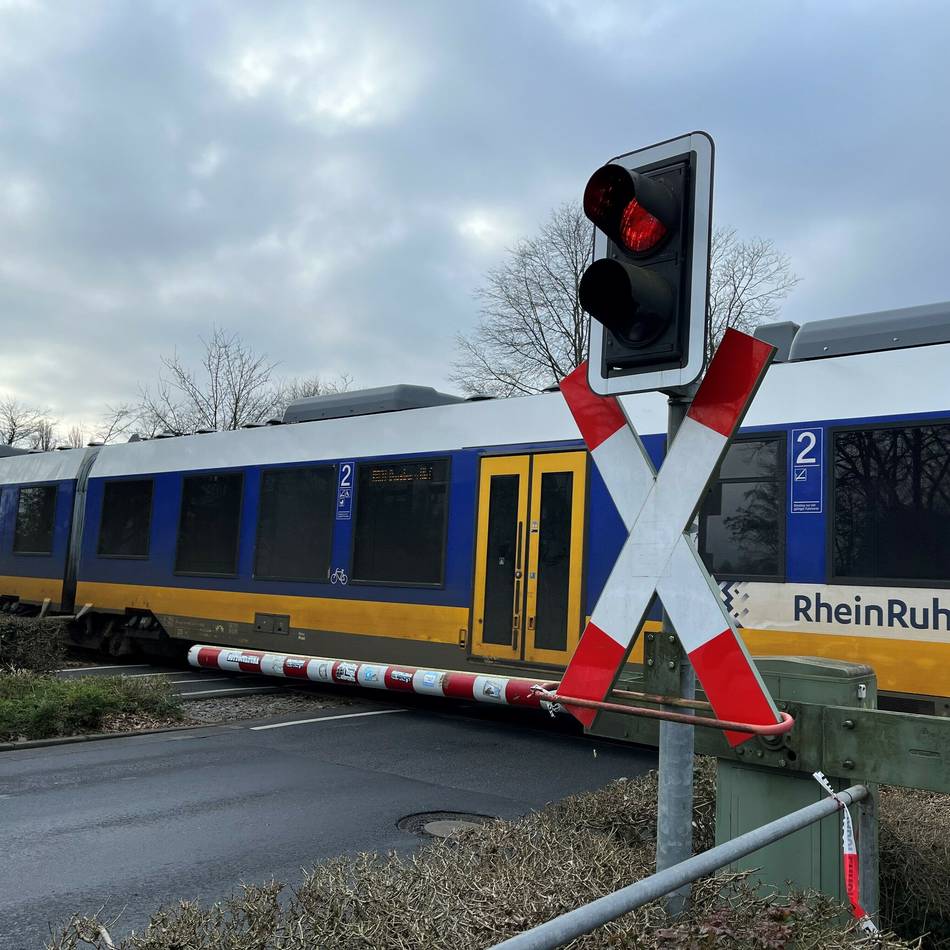 Zug zwischen Xanten und Duisburg: Rangierlok entgleist – stundenlange Sperrung auf RB31-Strecke