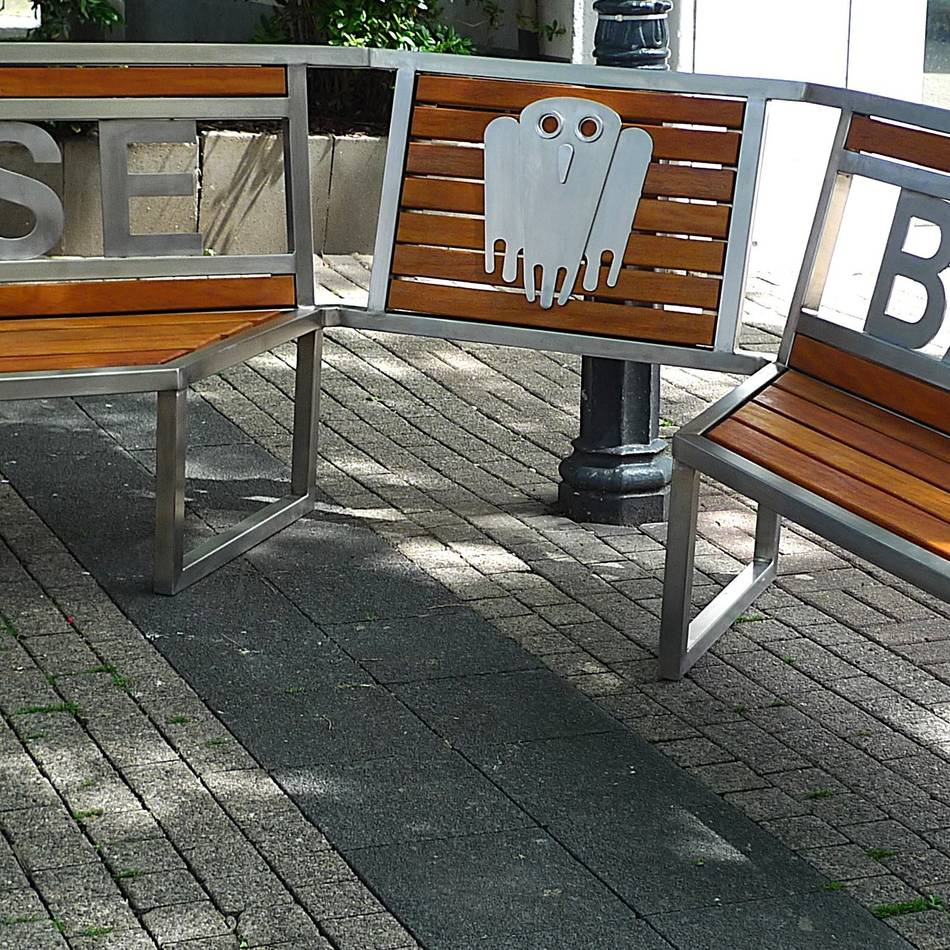 Inklusion in Krefeld: Eine Bank zum Lesen und Vorlesen in Uerdingen