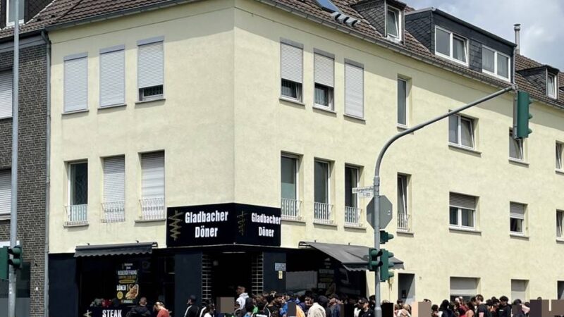 Eröffnung Gladbacher Döner: Schlange stehen für den 1-Euro-Döner