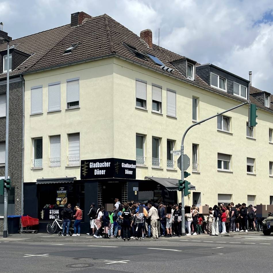 Eröffnung Gladbacher Döner: Schlange stehen für den 1-Euro-Döner