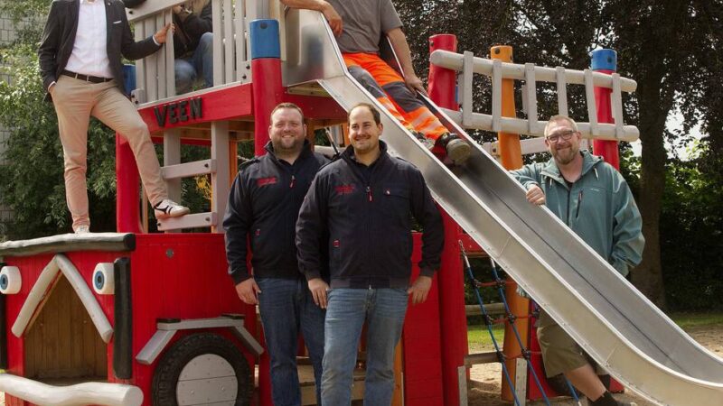 Spielplatz in Alpen-Veen: Sieben Meter langes Kletterauto wird eingeweiht