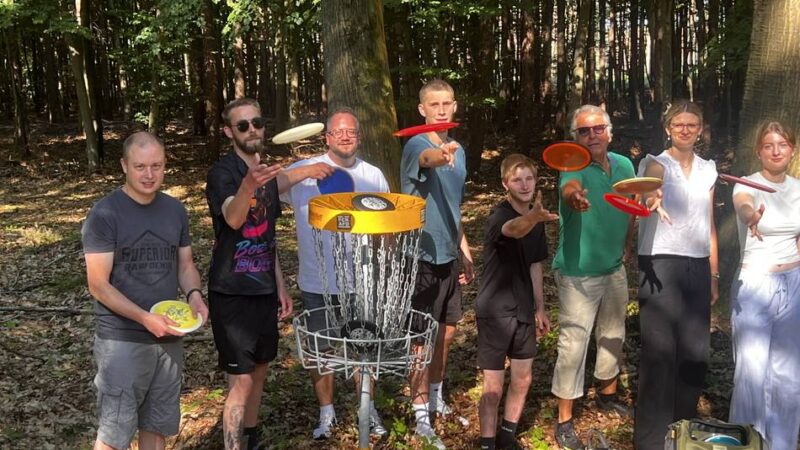 Trendsport in Alpen: Discgolfer suchen passende Fläche