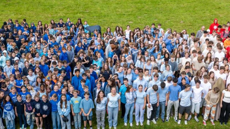 „Show your Stripes Day“ an Kempener Gymnasium: Aus Blau wird Rot: Schüler setzen Zeichen für den Klimaschutz