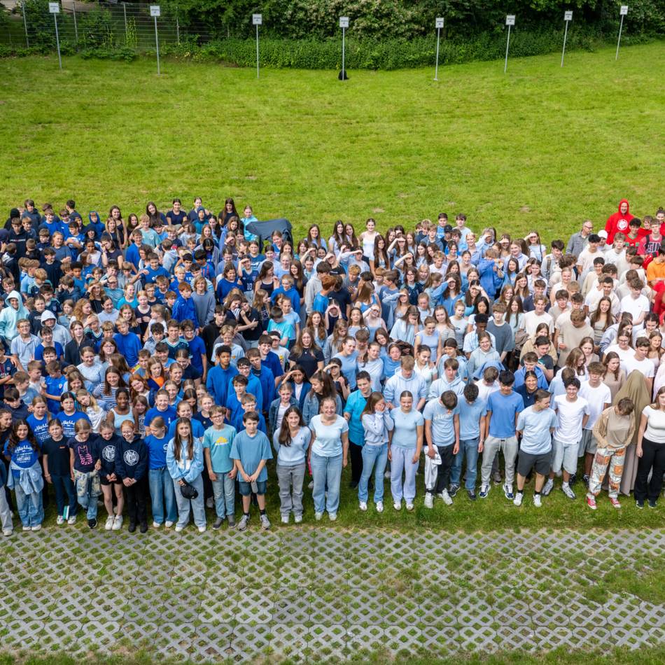 „Show your Stripes Day“ an Kempener Gymnasium: Aus Blau wird Rot: Schüler setzen Zeichen für den Klimaschutz