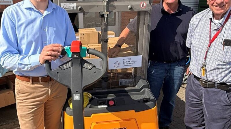 Förderung für die Tafel Niederkrüchten: Neuer Hubwagen erleichtert ehrenamtliche Arbeit