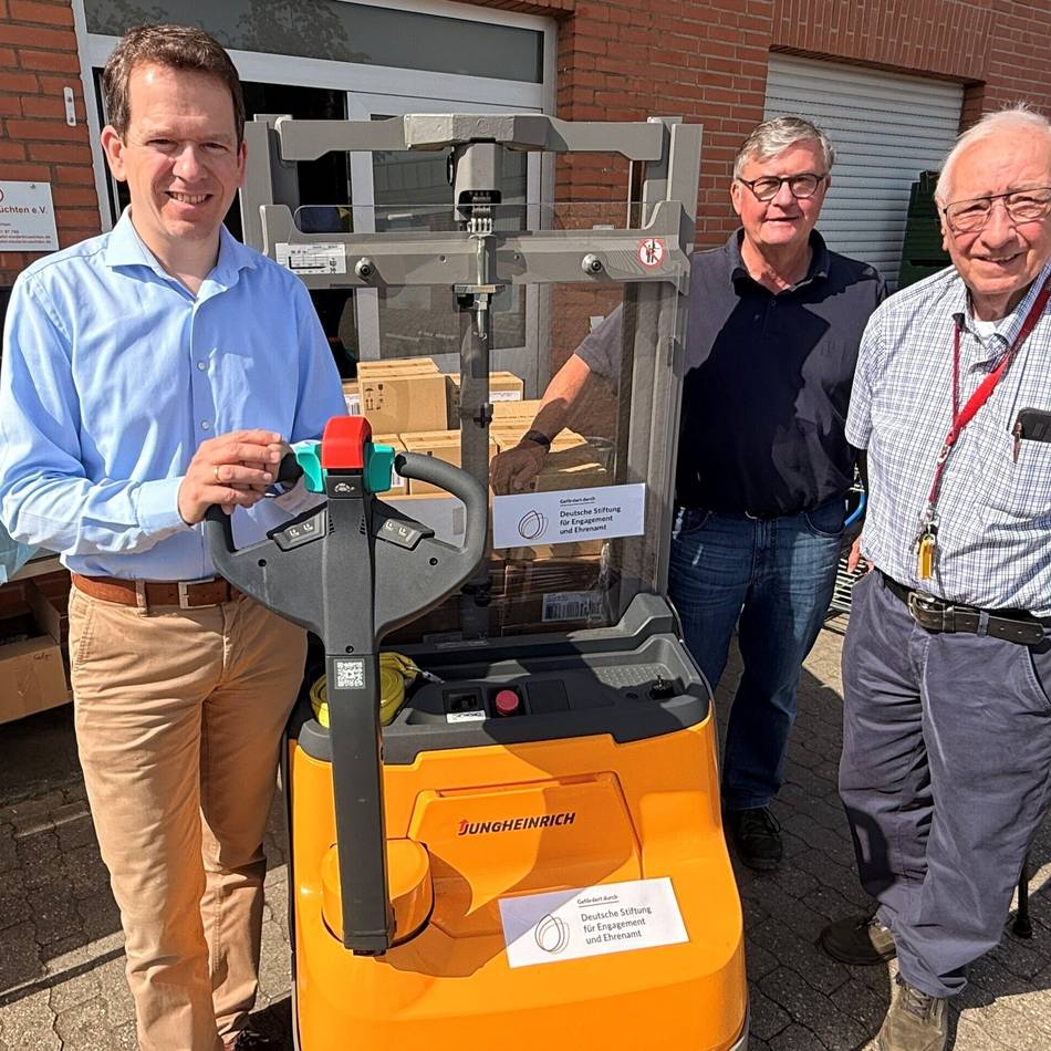Förderung für die Tafel Niederkrüchten: Neuer Hubwagen erleichtert ehrenamtliche Arbeit