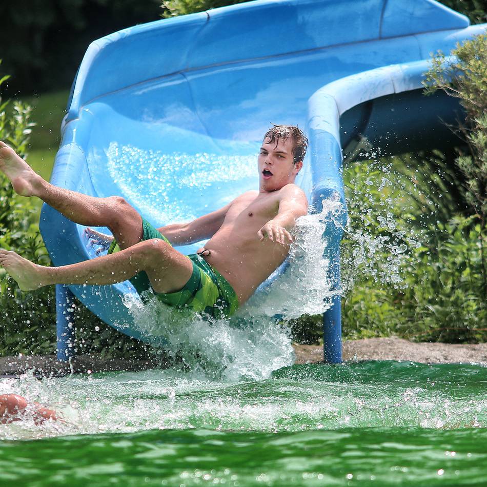 Schattenseiten der Hitze in Mettmann: Naturfreibad führt Einlassbeschränkungen ein