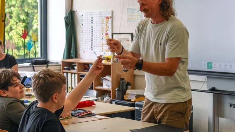 Hückeswagener Wirtschaft trifft auf Schule: Mit Kabeln, Schaltern und jeder Menge Forschergeist