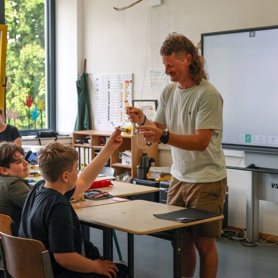 Hückeswagener Wirtschaft trifft auf Schule: Mit Kabeln, Schaltern und jeder Menge Forschergeist