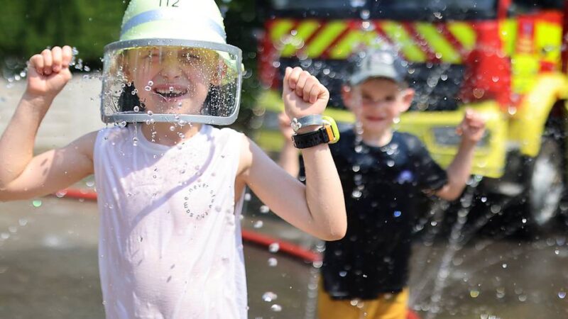 Offene Türen bei Löschgruppe Obschwarzbach: Feuerwehr kühlt Besucher mit Düsenschlauch