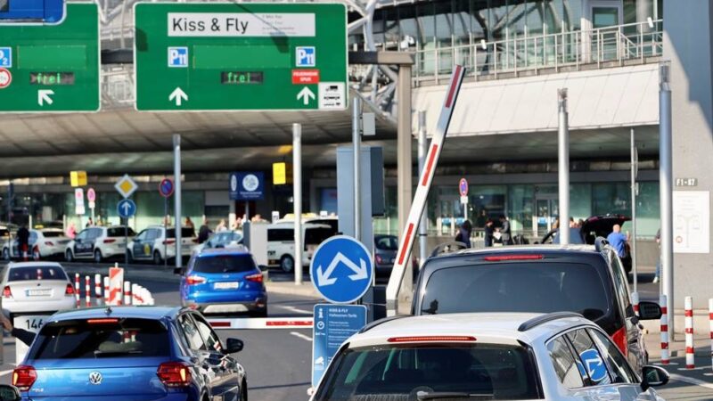 Ärger in Rahm, Buchholz und Großenbaum: Niederländische Urlauber parken in Duisburg – und fliegen von Düsseldorf
