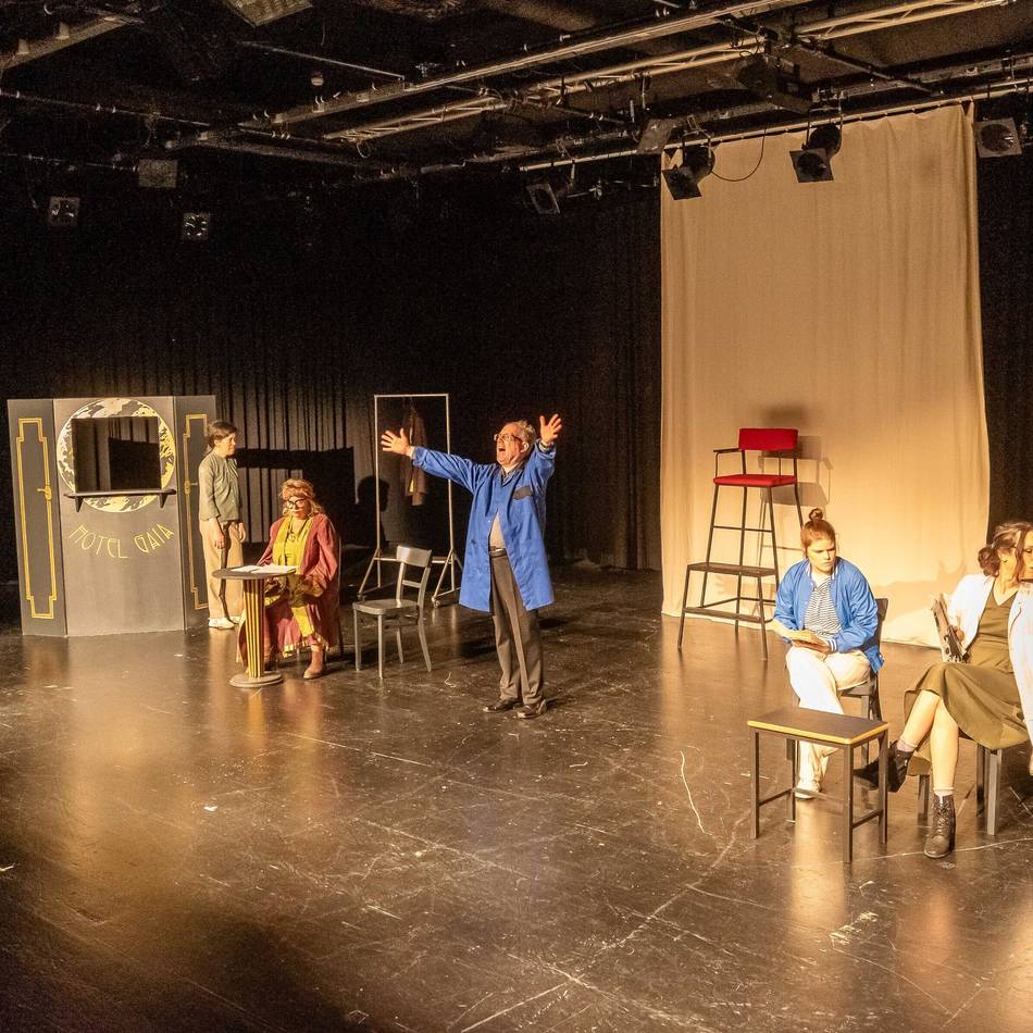 Premiere der „Bürger:innenbühne“ in Neuss: Satire über den Weltuntergang reißt Publikum mit