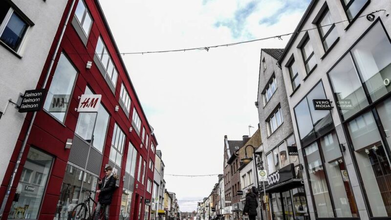 Unfall in Kleve: Zu zweit auf E-Scooter – Verletzung nach Sturz in der Fußgängerzone