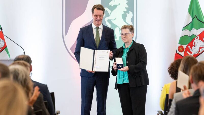 Engagement in Mönchengladbach: Heike Kivelitz erhält NRW-Landesverdienstorden