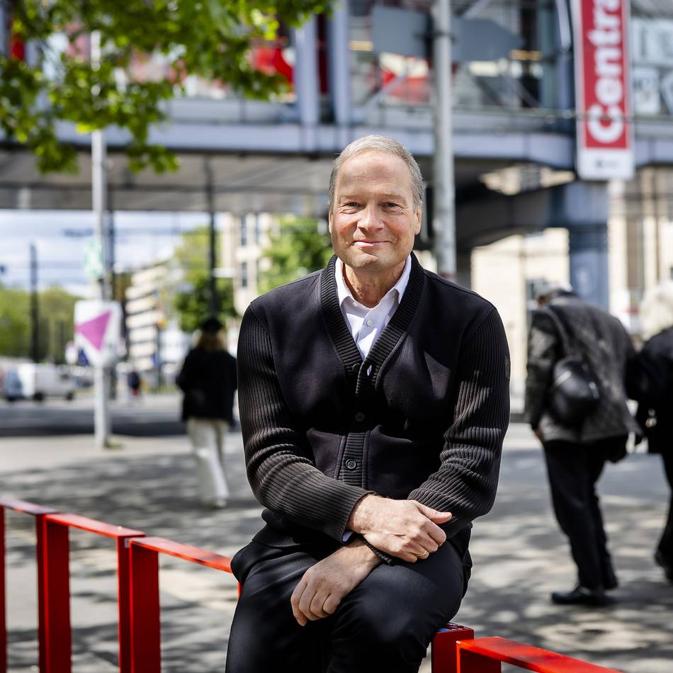 Brennpunkt in Düsseldorf: Junges Schauspiel zieht Bilanz am Hauptbahnhof – „Die Leute strömen wie verrückt“