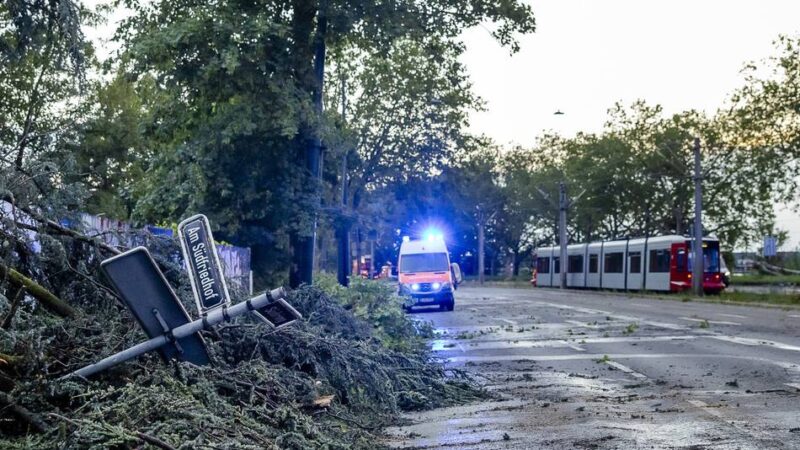 Gewitter am Freitagabend: Kirmes unter Wasser, Bahn gestört – ein Verletzter bei Unwetter in Düsseldorf