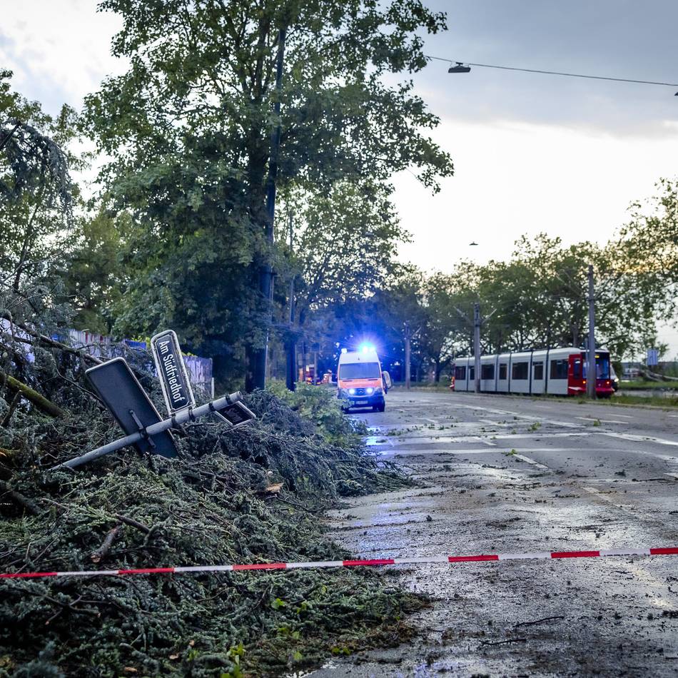 Gewitter am Freitagabend: Kirmes unter Wasser, Bahn gestört – ein Verletzter bei Unwetter in Düsseldorf