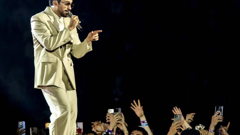 Konzert in Düsseldorf: Warum trägt Bad Bunny auf der Bühne die Jacke eines oberösterreichischen Eisstockvereins?