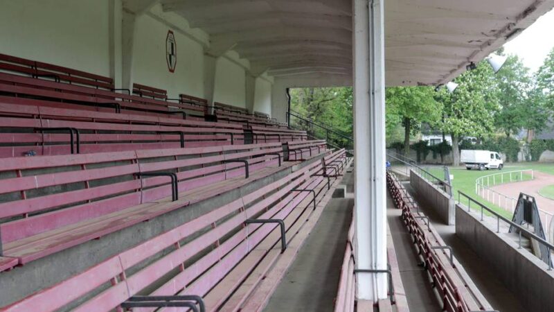Hubert-Houben-Kampfbahn in Krefeld: Baustart verzögert sich – Tribüne bleibt Sorgenkind
