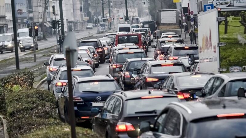 Verkehr soll besser fließen : Düsseldorf setzt jetzt auf KI-Ampeln – erste Straße wird aufgerüstet