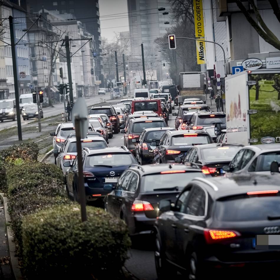 Verkehr soll besser fließen : Düsseldorf setzt jetzt auf KI-Ampeln – erste Straße wird aufgerüstet