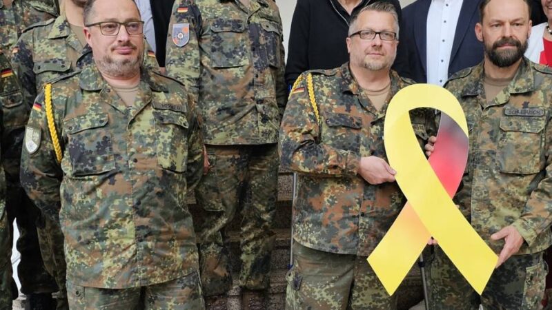 Waldkaserne Hilden: Gelbe Schleife im Rathaus – Hilden ehrt Soldaten