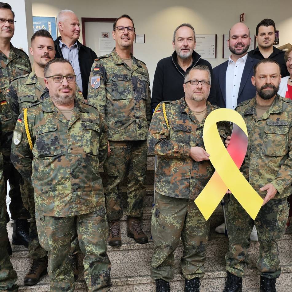 Waldkaserne Hilden: Gelbe Schleife im Rathaus – Hilden ehrt Soldaten