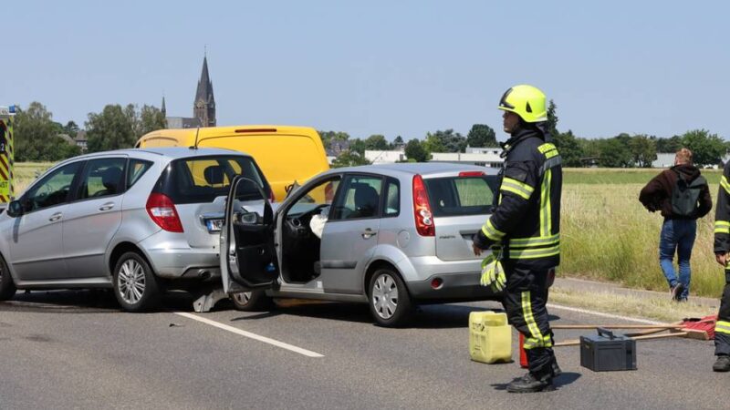 20 Feuerwehrleute im Einsatz: Vier Verletzte bei Auffahrunfall in Jüchen-Waat