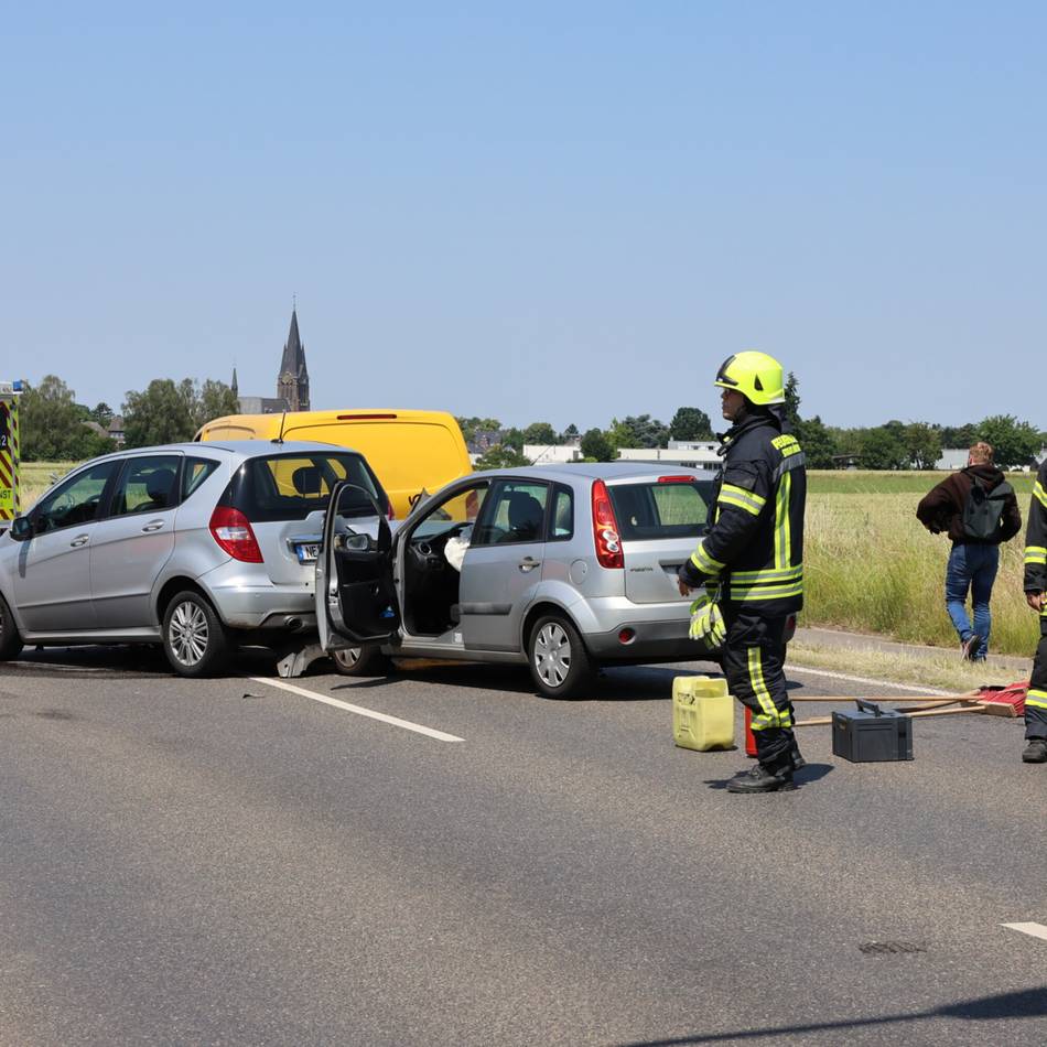 20 Feuerwehrleute im Einsatz: Vier Verletzte bei Auffahrunfall in Jüchen-Waat