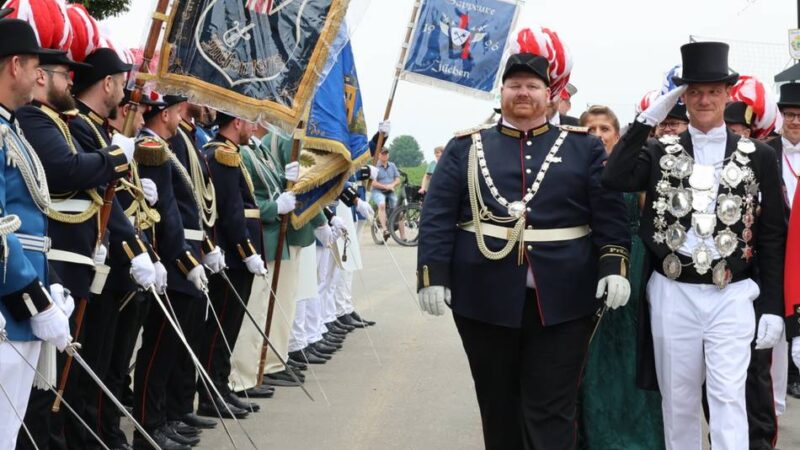 Beim Schützenfest in Jüchen 2026: Die gute Stimmung des Königs wirkt ansteckend