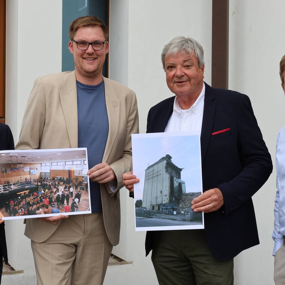 Schenkung: Ex-Pressesprecher übergibt Fotos ans Archiv